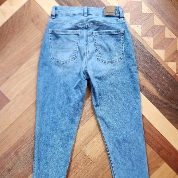 American Eagle Outfitters Light Wash "Mom Jean" Size 0 - Picture 12 of 16